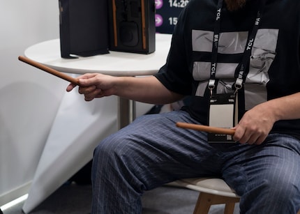 Keine Zauberstäbe sondern ein ganzes Schlagzeug in zwei Drumsticks. 