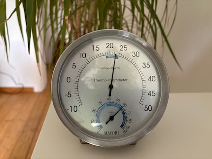 Integration achievement unlocked! After a successful «lüften» session, I’ve bagged myself an «optimal» reading on the hygrometer.