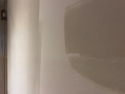 Der untere Streifen ist der Farbton «Crystalle» im Original, oben habe ich ihn mit «Architect's Delight» gemischt. Klappt gut.