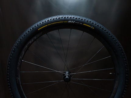 Ganz in schwarz: Der MTB-Rennreifen Scorpion XC RH.